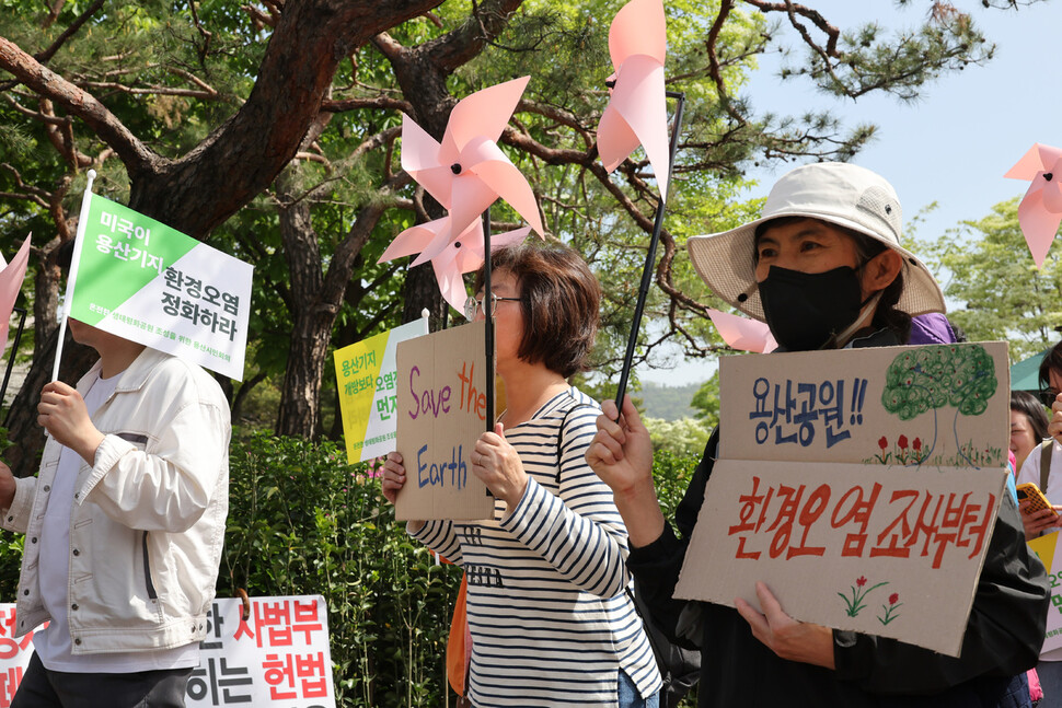 서울환경연합과 온전한 생태평화공원 조성을 위한 용산시민회의 활동가들과 시민들이서울 용산구 전쟁기념관에서 미군기지 14번 게이트 앞으로 행진하고 있다. 김혜윤 기자