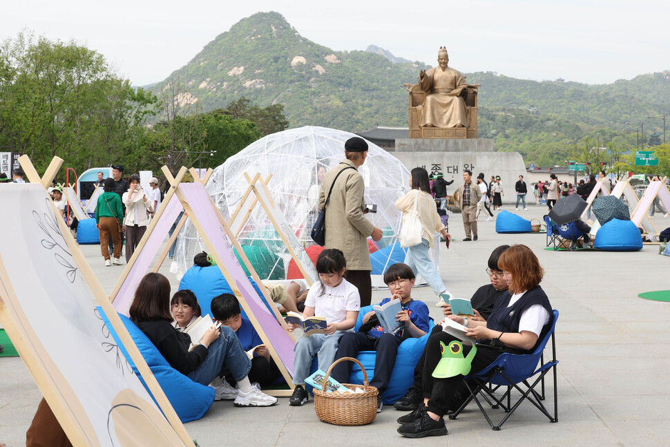 세계 책의 날인 23일 오후 서울 종로구 광화문광장에서 열린 대규모 야외 도서관 ‘광화문 책마당’을 찾은 시민들이 책을 읽고 있다. 백소아 기자