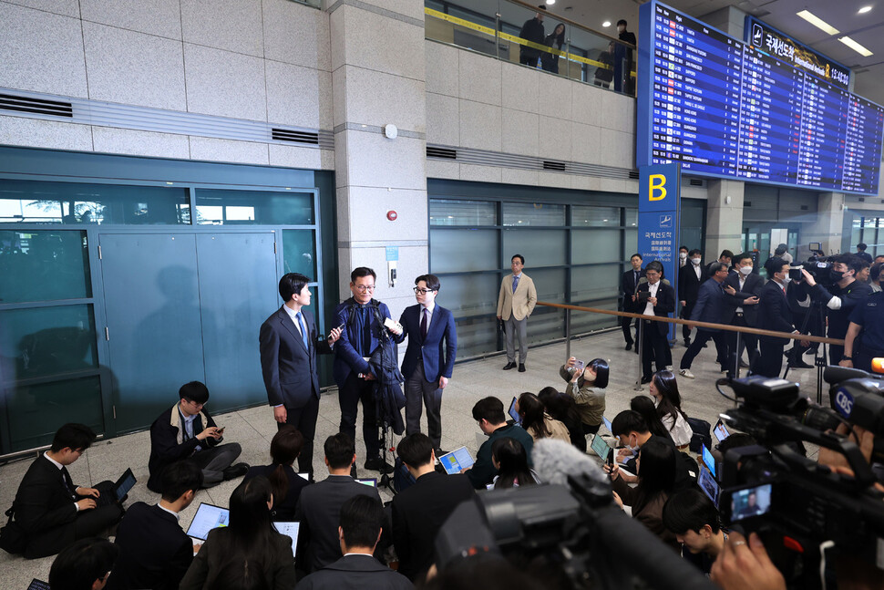 송영길 전 더불어민주당 대표가 인천공항을 통해 입국해 기자들의 질문에 답변하고 있다. 김혜윤 기자