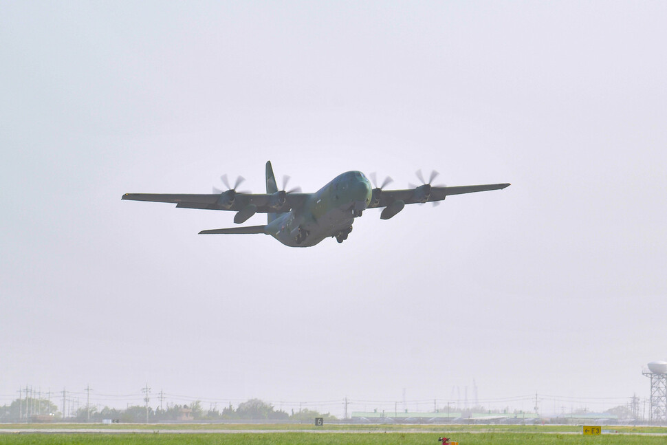 지난 21일 공군 제5공중기동비행단에서 C-130 군용기가 수단 교민철수 해외임무를 수행하기 위해 힘차게 이륙하고 있다. 국방부 제공