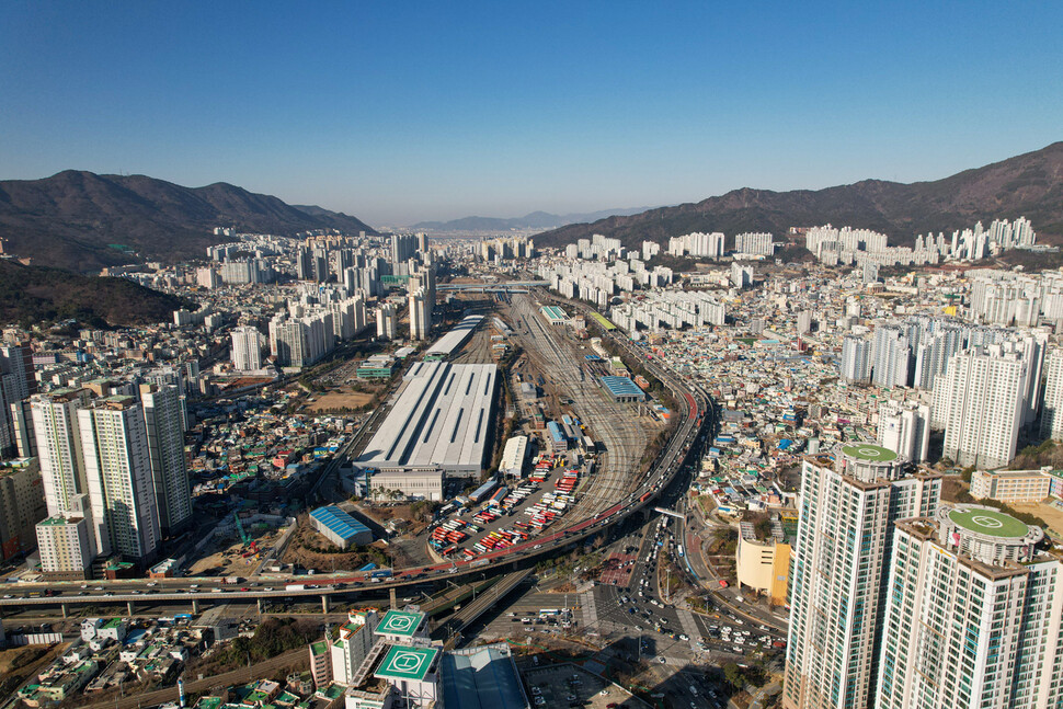 부산 부산진구 한국철도공사 가야차량기지 위로 동서고가가 지나고 있다. 부산진구 제공