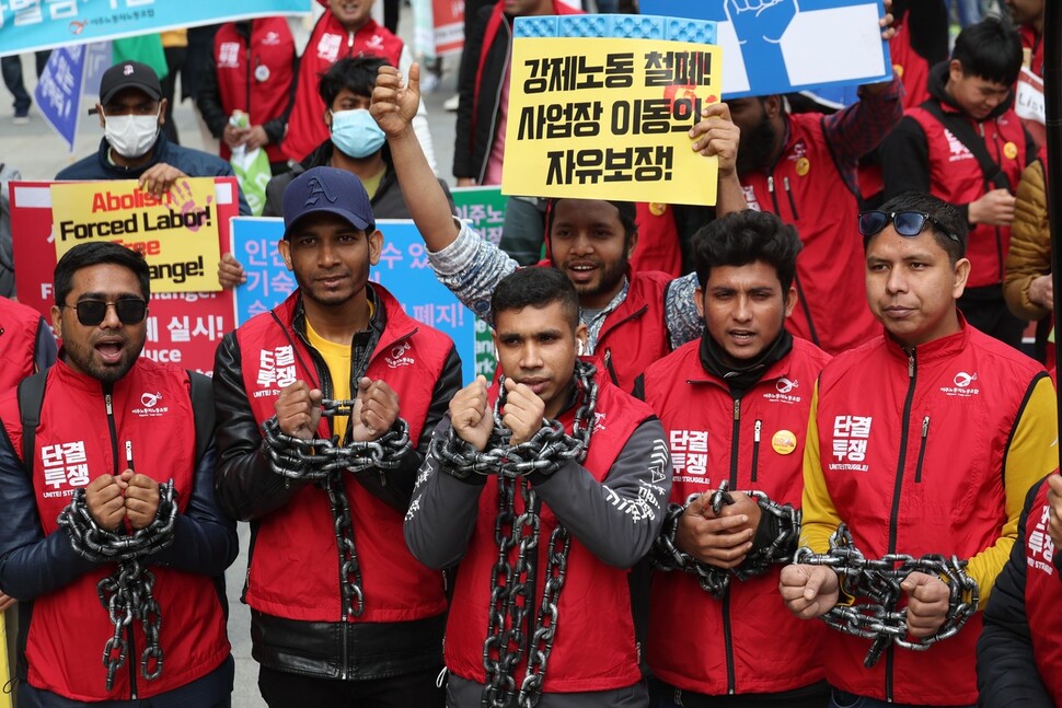 이주노동자들이 강제노동 금지와 사업장 이동의 자유, 인간답게 살 수 있는 기숙사 보장을 요구하며 이주노동자의 처지를 상징하는 쇠사슬 행위극을 하고 있다. 강창광 선임기자