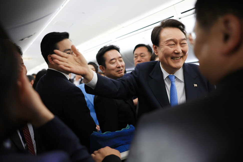 미국 국빈 방문 일정을 마친 윤석열 대통령이 29일(현지시각) 보스턴 로건 국제공항 출발에 앞서 공군 1호기 기내를 돌며 동행 기자들과 환담하고 있다. 대통령실 제공=연합뉴스