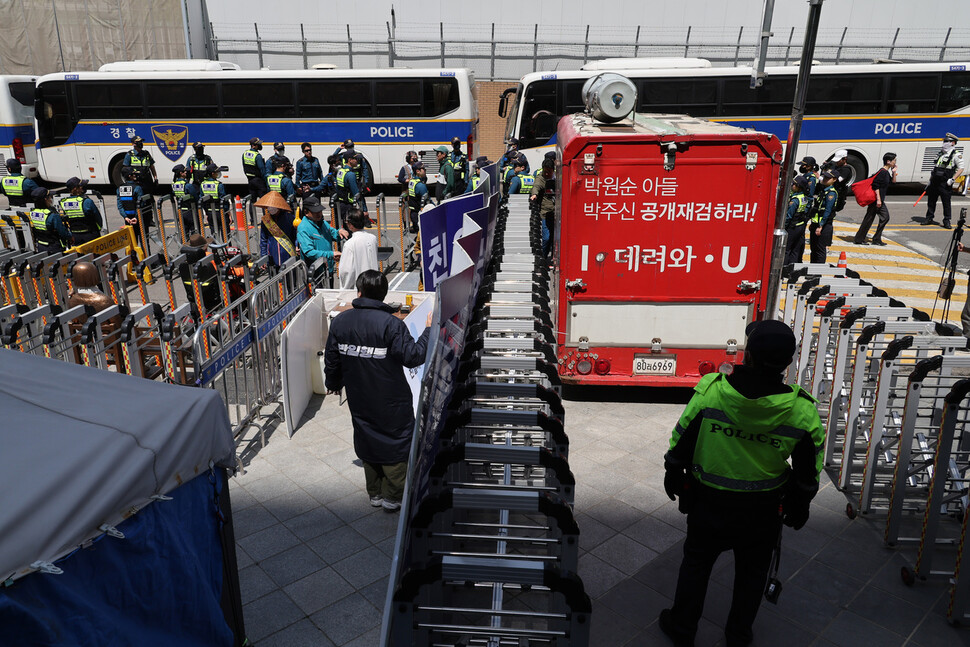 반일행동 활동가들이 자유연대 등 평화의 소녀상 철거를 촉구하는 단체 활동가들이 오자 소녀상 근처에 가림막을 설치하고 있다. 김혜윤 기자