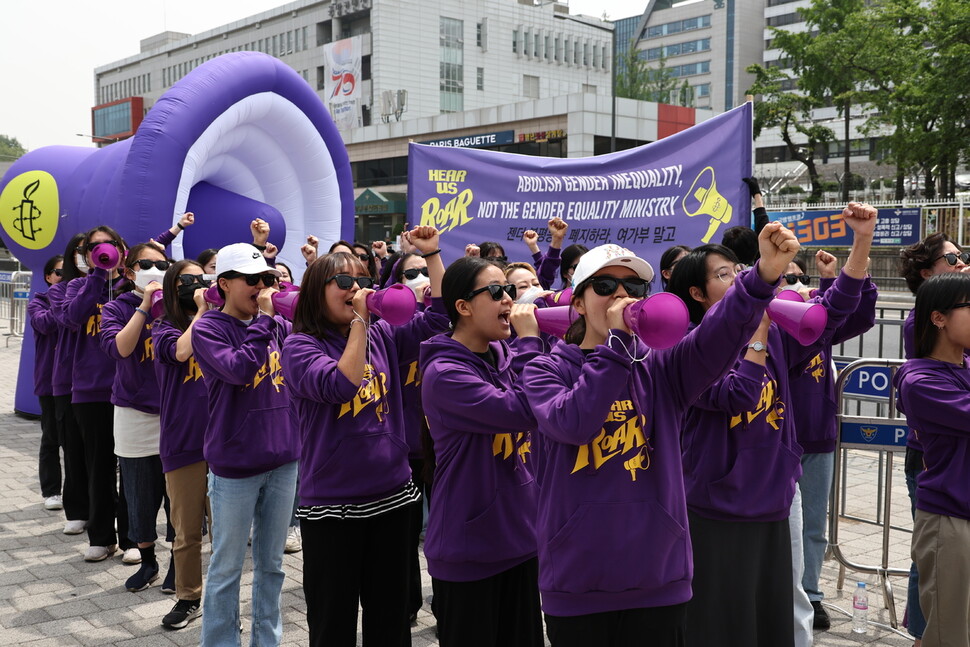 국제앰네스티 한국지부 회원들이 10일 오전 서울 용산구 전쟁기념관 앞에서 윤석열 정부의 여성인권 및 성평등 후퇴와 여성가족부 폐지를 규탄하는 국제캠페인 론칭 집회를 하고 있다. 윤운식 선임기자 yws@hani.co.kr