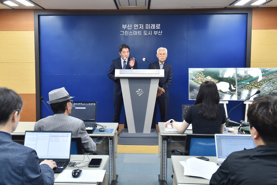 안병윤 부산시 행정부시장(왼쪽)과 부산구치소·부산교도소 이전 후보지를 선정하는 입지선정위원회 서의택 위원장(오른쪽)이 부산시청 브리핑룸에서 기자회견을 하고 있다. 부산시 제공