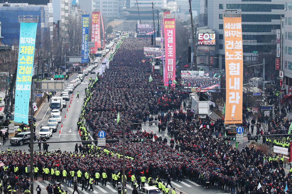 지난 2월28일 서울 숭례문 앞에서 열린 건설노조 탄압 규탄! 반노동 윤석열 정권 심판! 건설노동자 결의대회에서 참석자들이 임을 위한 행진곡을 부르고 있다. 백소아 기자 thanks@hani.co.kr