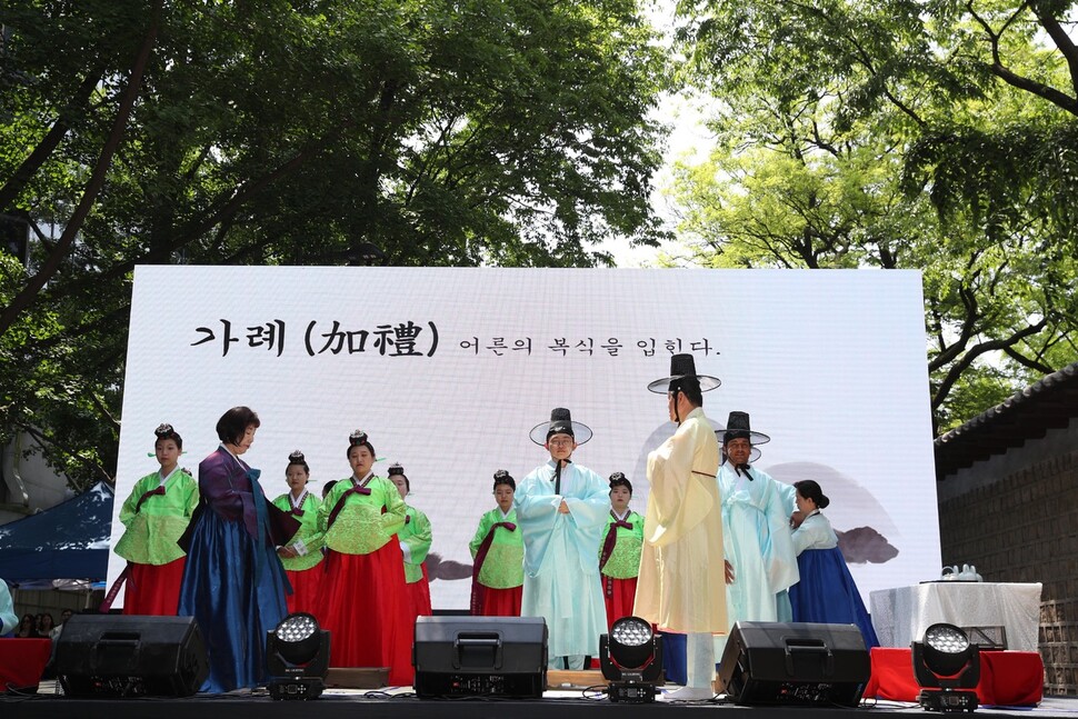 제51회 성년의 날을 하루 앞둔 14일 오후 서울 덕수궁 돌담길(차 없는 거리)에서 서울시 주최로 만 19살이 되는 2004년생을 대상으로 성년 맞이 행사가 열리고 있다. 김봉규 선임기자