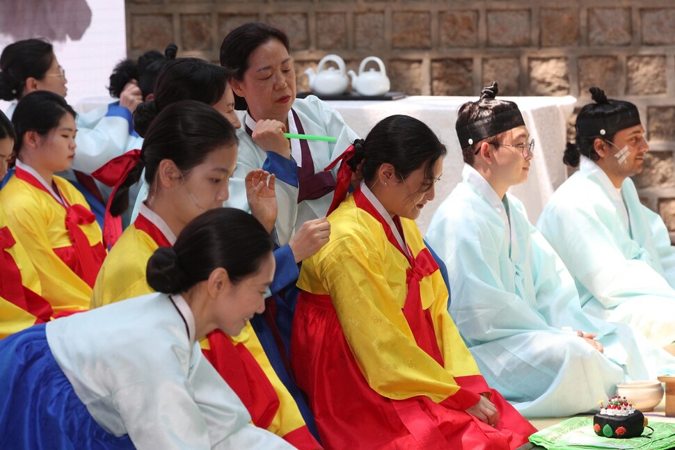 만 19살이 되는 2004년생 성년들이 비녀를 꽂고 상투를 틀고 있다. 김봉규 선임기자