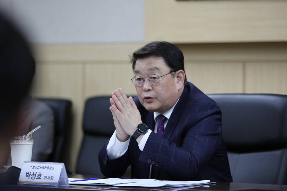 소상공인시장진흥공단 박성효 이사장이 지난 4월 19일(수) 프랜차이즈 상생협력을 위한 간담회에서 업계 현장의 목소리를 청취하고 있다