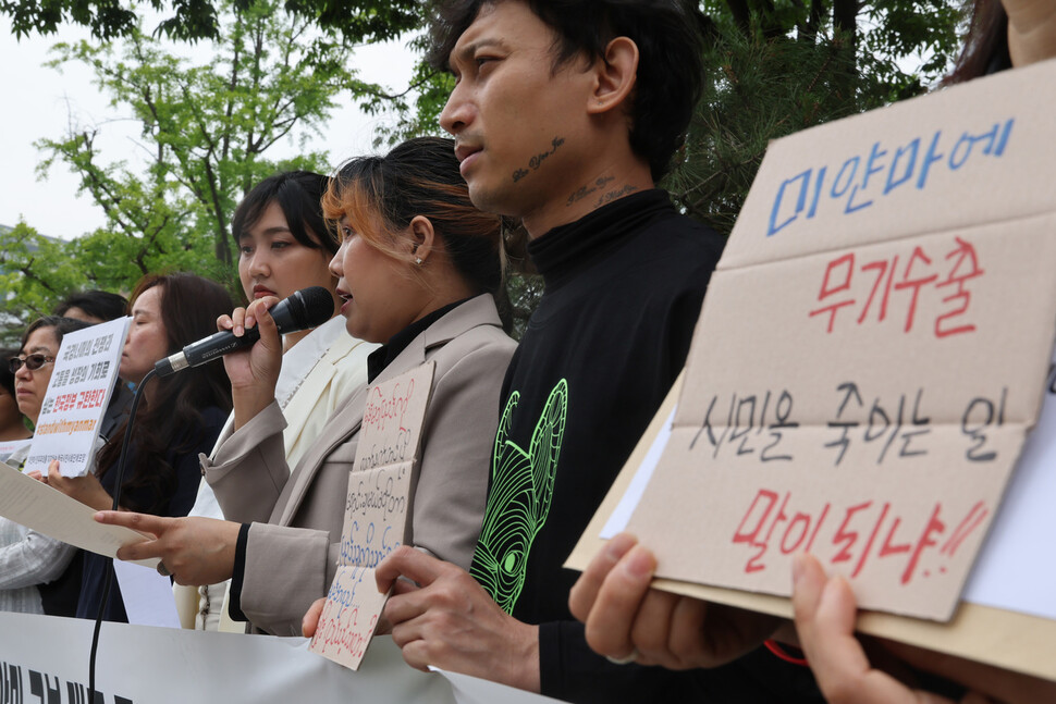 닝 윗 예이 미얀마군부독재타도위원회 공동위원장(왼쪽 넷째)이 발언하고 있다. 김혜윤 기자