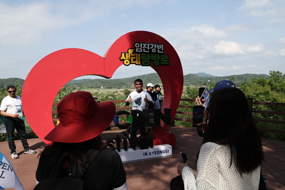 한 외국인 참가자가 기념사진을 찍고 있다. 윤운식 선임기자