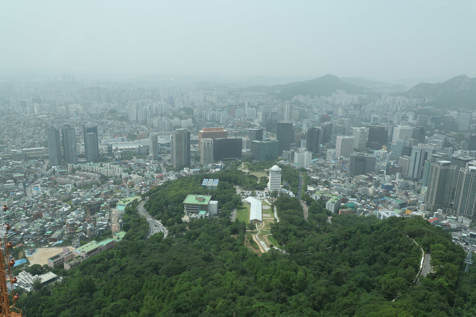 21일 오전 남산전망대서 본 시내가 먼지에 뒤덮여 있다. 신소영 기자