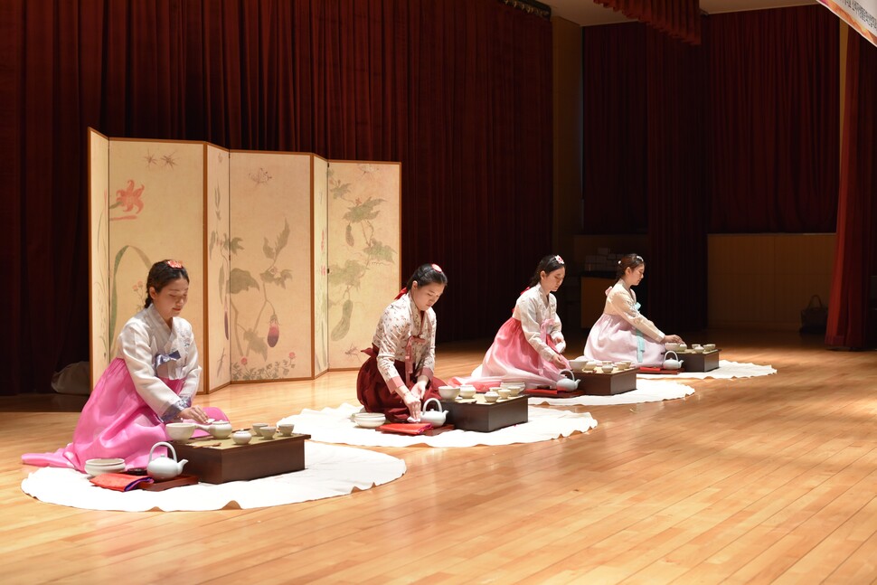 &nbsp; &nbsp; &nbsp; &nbsp; &nbsp; &nbsp; &nbsp; &nbsp; &nbsp; &nbsp; &nbsp; &nbsp; &nbsp; &nbsp; &nbsp; &nbsp; &nbsp; &nbsp; &nbsp; &nbsp; &nbsp; &nbsp; &nbsp; &nbsp; &nbsp; &nbsp; &nbsp; &nbsp; &nbsp; ‘성신 차문화 경연대회’에 참가한 학생이 생활다례인 ‘성신다법’을 시연하고 있다. 성신여대는 생활다례인 ‘성신다법’을 통해 커피에 길들여진 세대에게 차문화 확산의 노력을 기울이고 있다. 성신여대 제공<br><br>