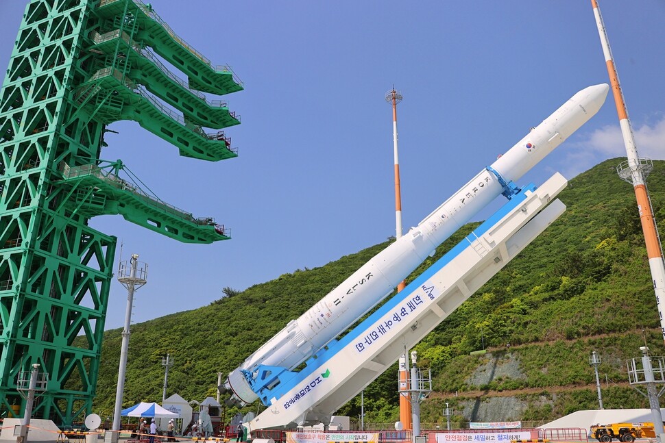 23일 오전 누리호의 발사대 기립작업이 진행되고 있다. 한국항공우주연구원 제공