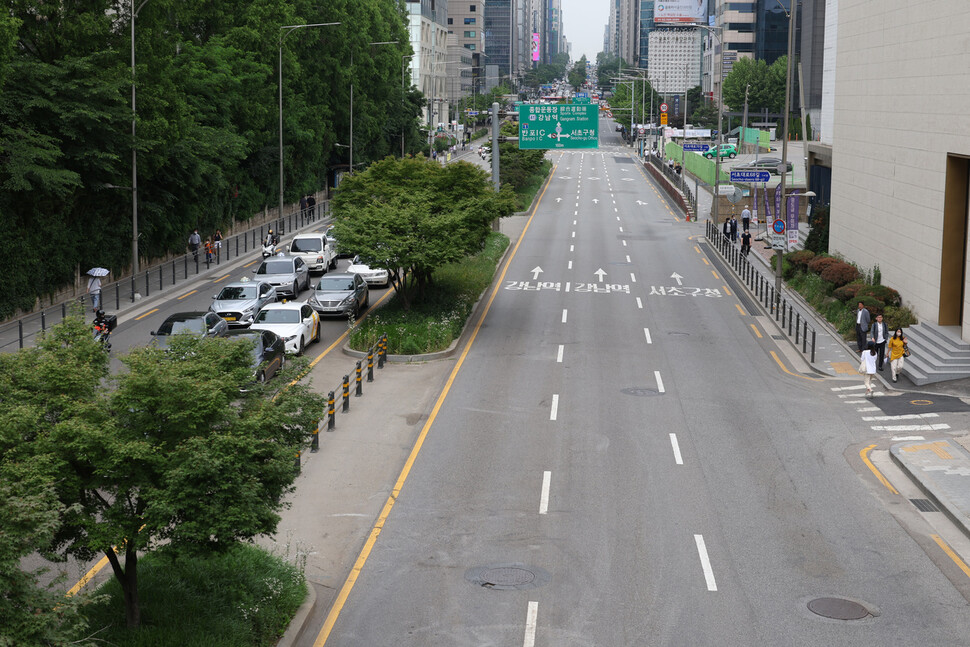 작년 8월 기록적인 폭우로 잠겼던 강남역 인근 도로 통행이 통제되고 있다. 강창광 선임기자