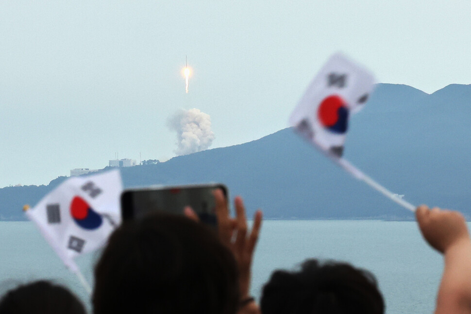 25일 오후 전남 고흥군 영남면 우주발사전망대에서 시민들이 실용위성을 싣고 우주로 향하는 누리호(KSLV-Ⅱ)를 지켜보고 있다. 이번 누리호 3차 발사는 차세대소형위성 2호 1기와 큐브위성 7기 등 본격적으로 실용급 위성을 탑재해 발사하는 첫 사례다. 연합뉴스