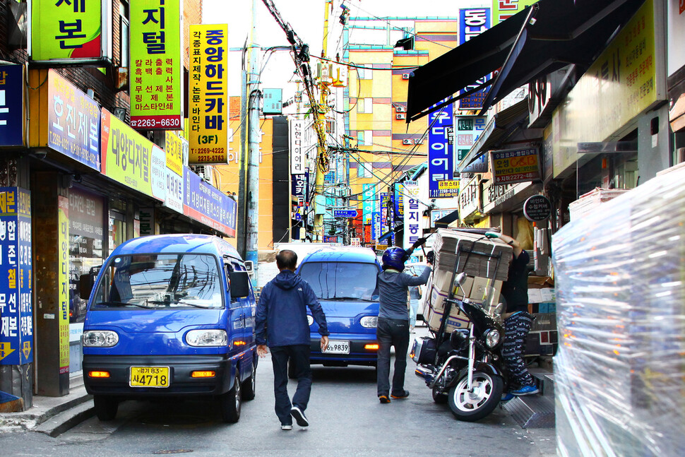 서울 중구 일대 인쇄거리에서 완성된 인쇄물을 가져가기 위해 차량이 서 있는 모습. 서울시인쇄정보산업협동조합 제공