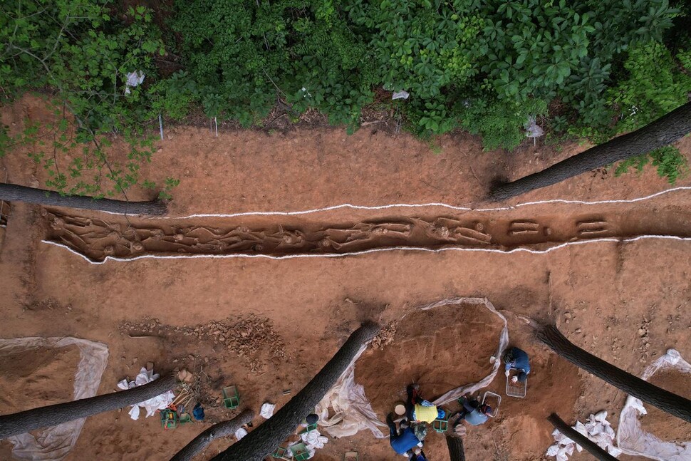 진실·화해를위한과거사정리위원회(진실화해위)는 충남 서산시 갈산동 176-4 봉화산 교통호 현장에서 발굴된 한국전쟁 시기 부역혐의 희생자 유해를 30일 오전 언론에 공개했다. 유해발굴이 진행되고 있는 3구역 유해발굴 전경으로 최소 17구가 발굴됐다. 진실화해위 제공