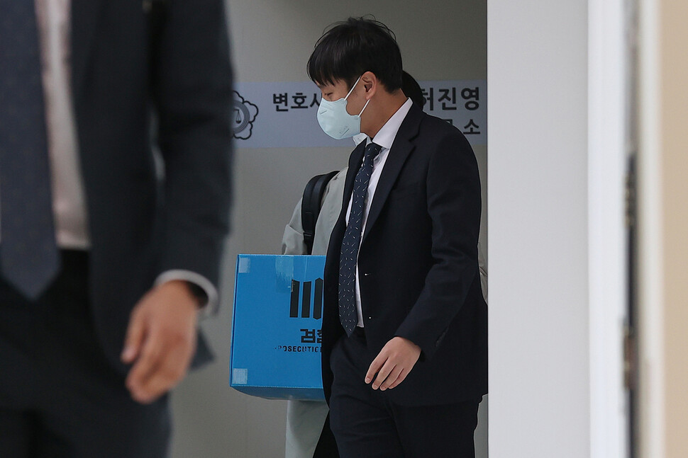 지난 30일 오후 서울 서초구 양재식 변호사 사무실에서 압수수색을 마친 검찰 관계자들이 압수품을 옮기고 있다. 연합뉴스