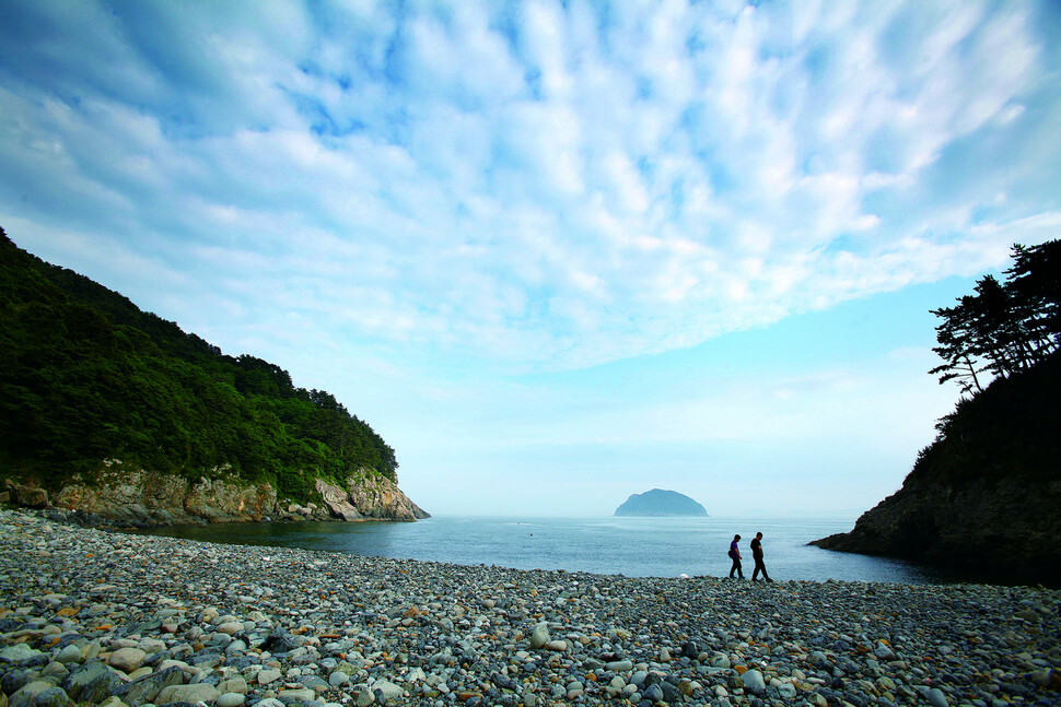 한려해상국립공원 내 통영 연대도 몽돌해변. 국립공원공단 제공