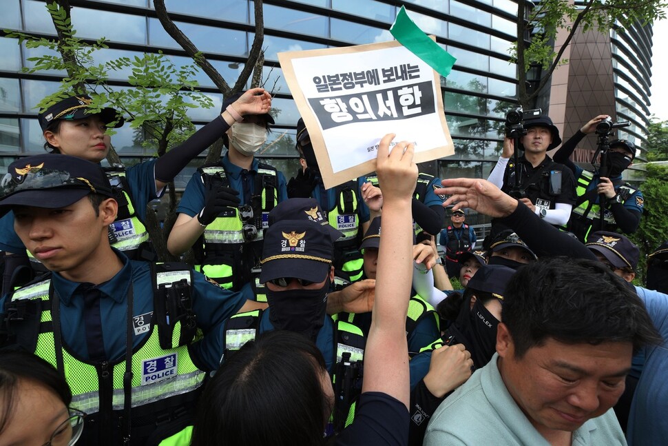 일본 방사성 오염수 해양투기 저지 서울행동 회원들이 서울 종로구 주한일본대사관에 후쿠시마 방사능 오염수 전달 항의서한을 전달하려 하자, 경찰이 제지하고 있다. 김봉규 선임기자