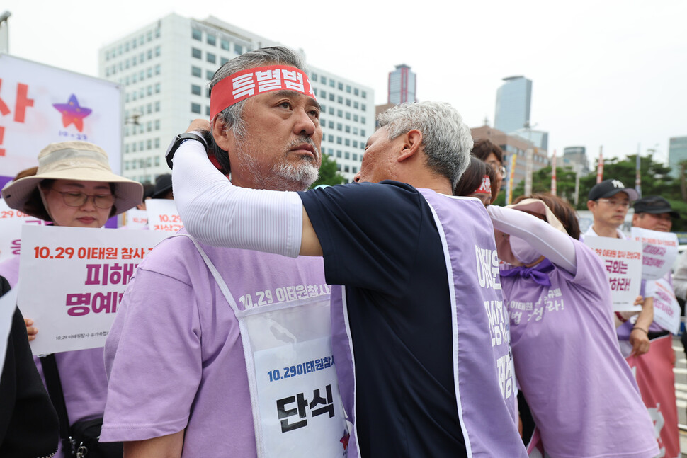 단식 농성에 들어간 이정민 유가협 대표직무대행과 최선미 유가협 운영위원이 몸자보와 머리띠를 쓰고 있다. 김혜윤 기자