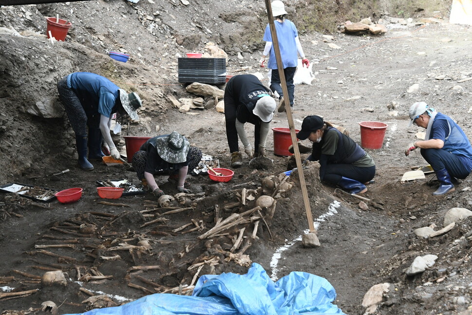 2021년 8월6일 대전 산내 학살 희생자 유해발굴단 연구원들이 골령골 현장에서 유해 발굴 작업을 하고 있다. 발굴단 제공