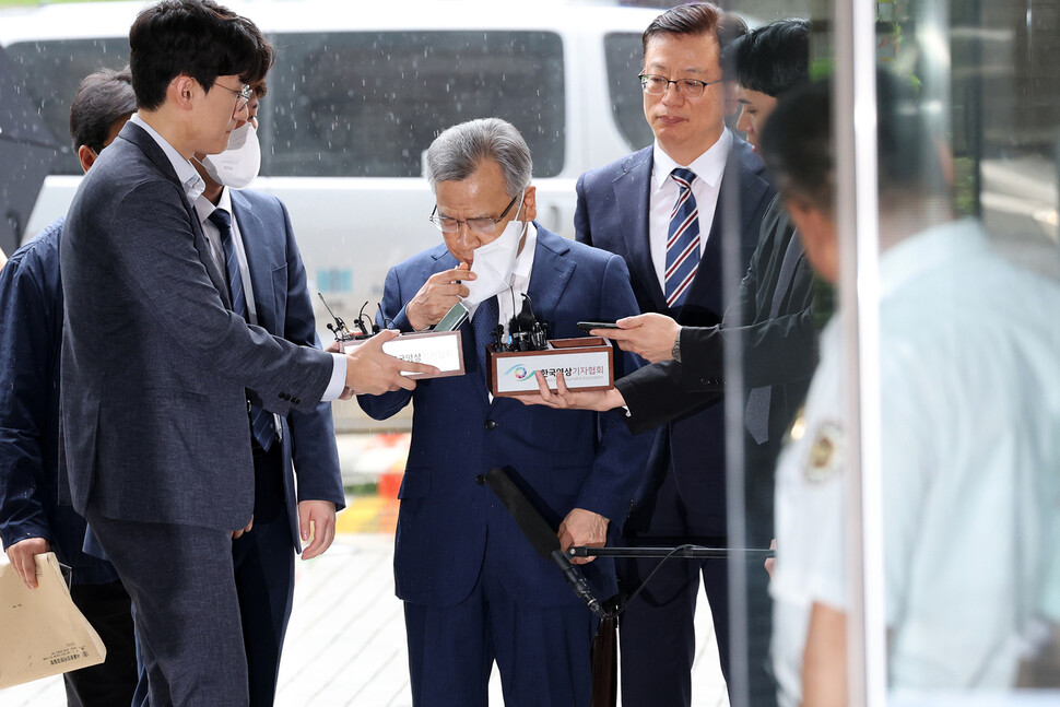 대장동 민간사업자들을 돕는 대가로 금품을 수수했다는 이른바 ‘50억 클럽’ 의혹을 받는 박영수 전 특별검사가 기자들의 질문에 답변하기 위해 마스크를 벗고 있다. 백소아 기자