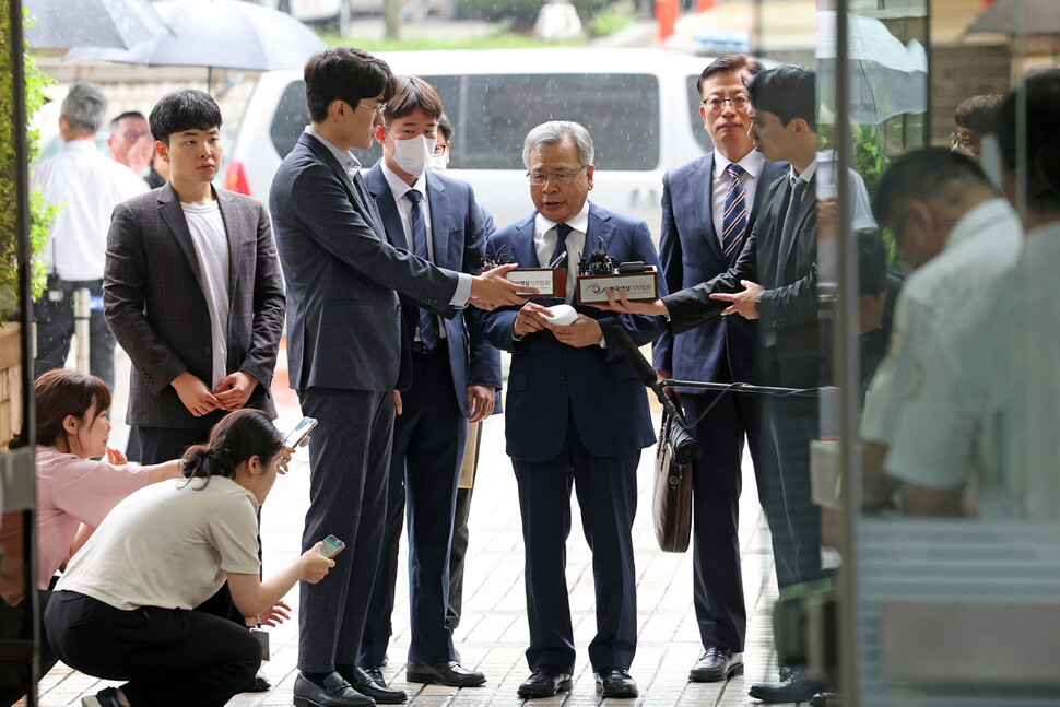 대장동 민간사업자들을 돕는 대가로 금품을 수수했다는 이른바 ‘50억 클럽’ 의혹을 받는 박영수 전 특별검사가 기자들의 질문에 답변하고 있다. 백소아 기자