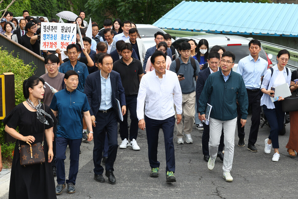 오세훈 서울시장이 5일 오전 신속통합기획안이 확정된 서울 종로구 창신동 일대를 둘러보고 있다. 연합뉴스