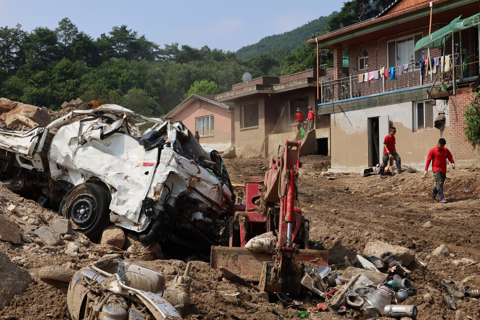 21일 경북 예천군 감천면 진평2리에서 해병대원들이 수해복구 작업을 하고 있다. 연합뉴스