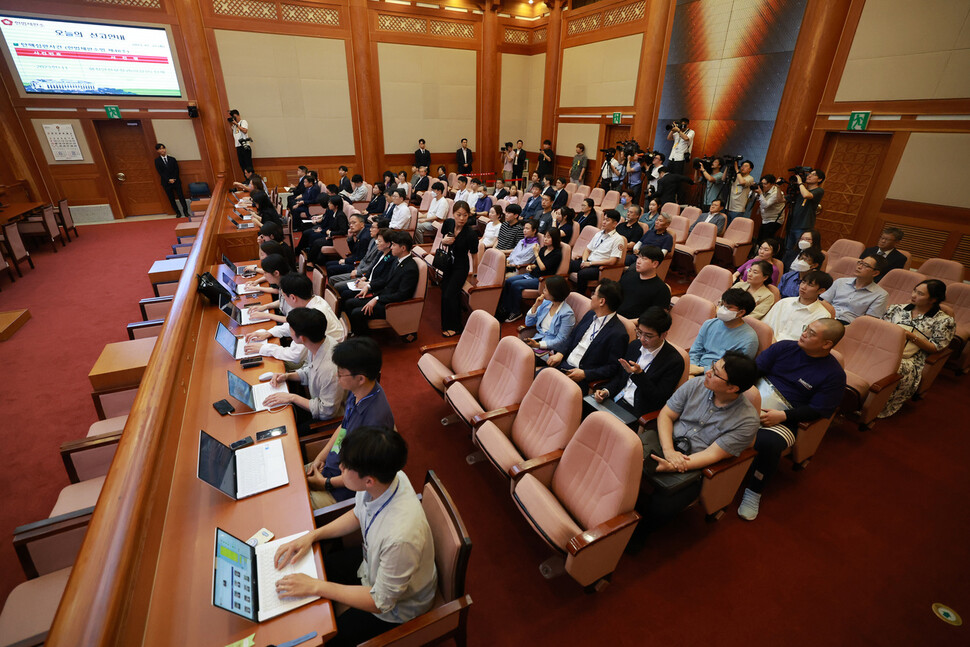 25일 오후 서울 종로구 헌법재판소 대심판정이 이태원 참사 부실 대응 관련 이상민 행정안전부 장관에 대한 탄핵 심판 선고 방청을 시민들로 가득 차 있다. 김혜윤 기자 unique@hani.co.kr