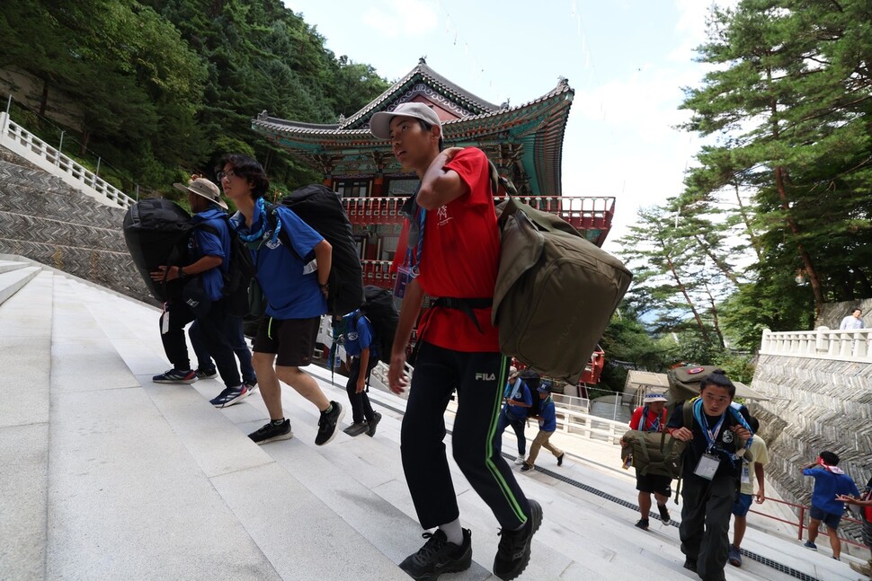 일본 대원들이 충북 단양군 구인사에 도착해 계단을 오르며 짐을 옮기고 있다. 강창광 선임기자