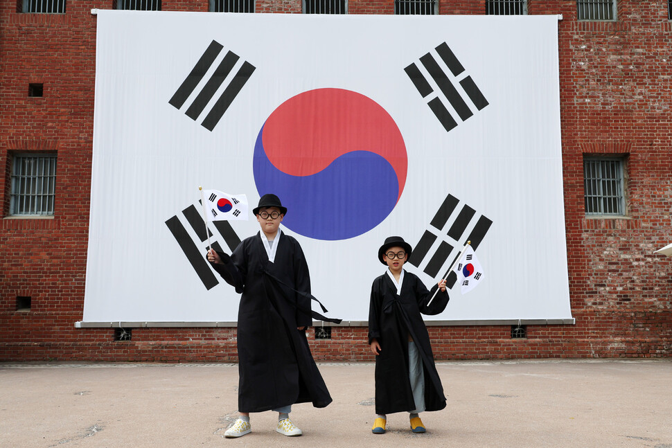 백윤우 어린이(10, 왼쪽)와 백윤재 어린이(8)가 김구 선생 옷차림을 하고 기념사진을 찍고 있다. 김혜윤 기자