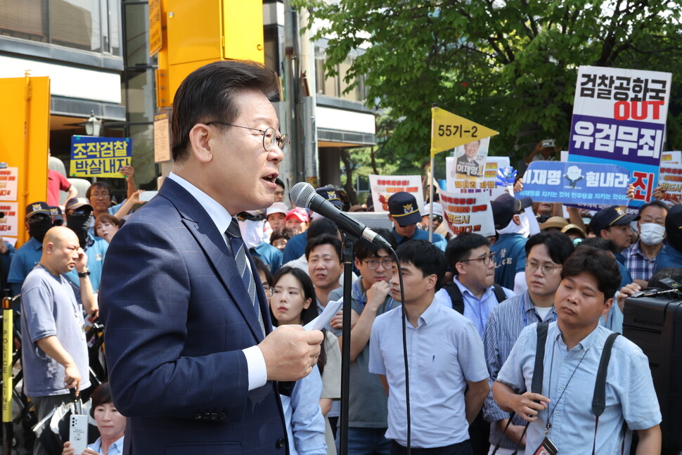 이재명 더불어민주당 대표가 17일 서울중앙지검 앞에서 검찰 소환에 대한 입장을 밝히고 있다. 김혜윤 기자