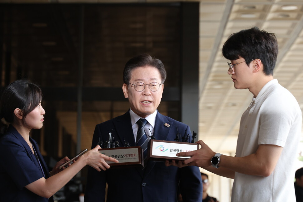 이재명 더불어민주당 대표가 17일 오전 ‘백현동 특혜 의혹’ 관련 조사를 받기 위해 서울중앙지검 청사로 들어가면서 기자들의 질문에 답변하고 있다. 신소영 기자