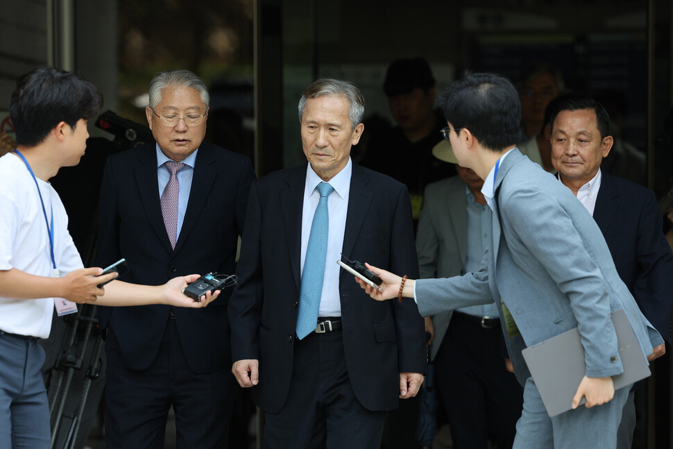 검찰이 군 사이버사령부에 ‘정치 댓글'을 작성하도록 지시한 혐의로 기소된 김관진 전 국방부 장관 18일 오전 서울 서초구 서울중앙지방법원에서 열린 파기환송심 선고 공판에서 징역 2년을 선고받은 뒤 법정을 나서고 있다. 연합뉴스