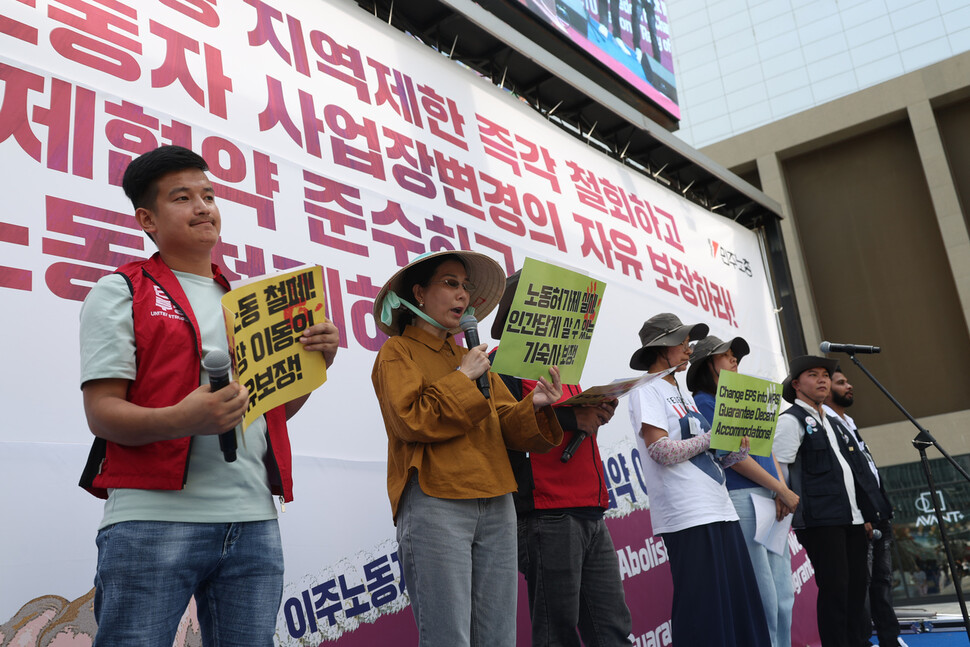 여러 나라의 이주노동자들이 각 나라의 언어로 〈선언문&gt;을 읽고 있다. 강창광 선임기자