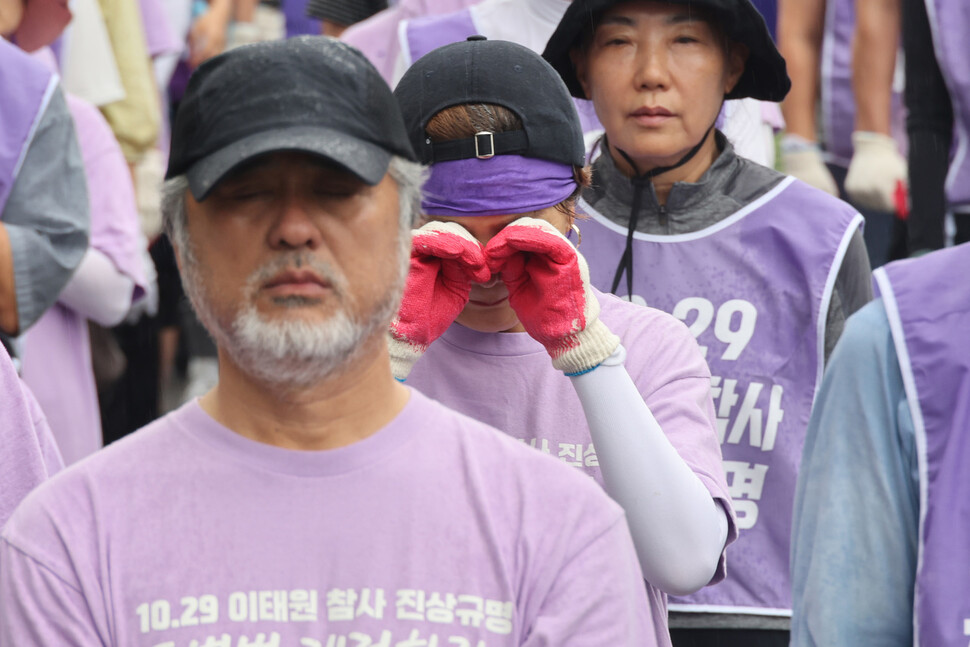 한 유가족이 삼보일배하기 전 눈물을 닦고 있다. 김혜윤 기자