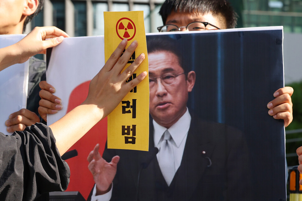 한국대학생진보연합 관계자들이 25일 오후 서울 종로구 주한 일본대사관 앞에서 일본의 원전 오염수 방류 결정을 규탄하며 기시다 후미오 총리 사진에 스티커를 붙이는 퍼포먼스를 하고 있다. 연합뉴스