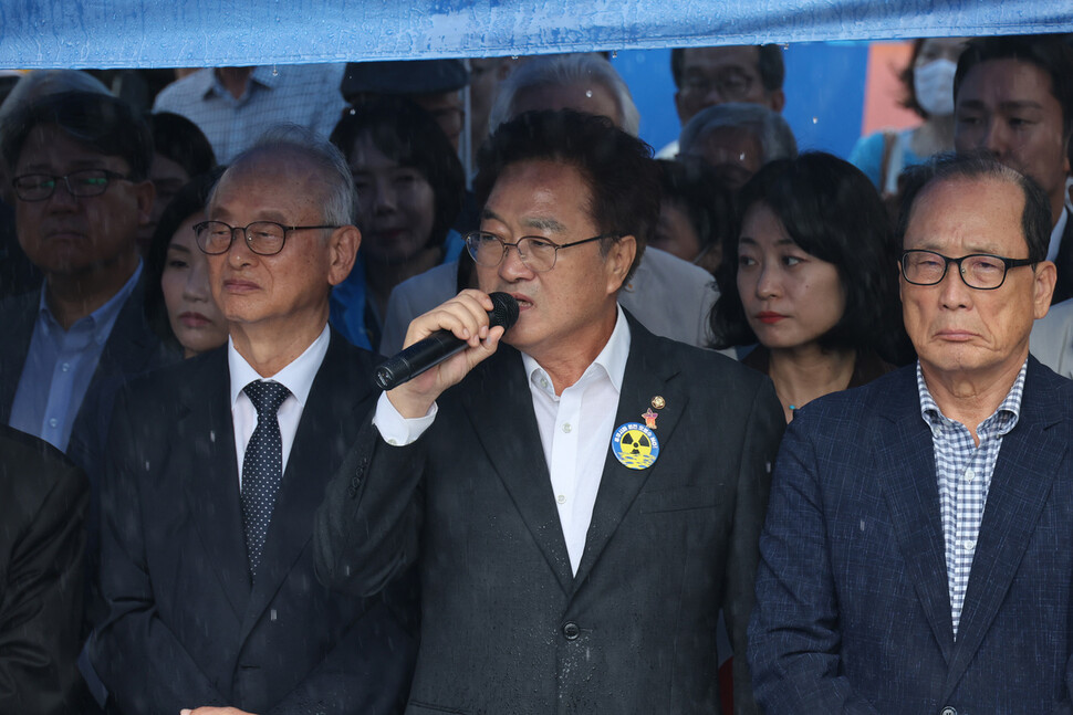 홍범도 장군 기념사업회 이사장인 우원식 더불어민주당 의원이 29일 서울 노원구 공릉동 육군사관학교 앞에서 열린 기자회견을 통해 국방부 발표에 대해 “이미 역사에서 검증이 끝난 독립전쟁 영웅을 이런 이념 잣대를 들이대고 역사를 왜곡해서 국민을 분열시키는 작태”라고 표현했다. 우원식 의원은 “육사에 저 다섯분의 무장독립가를 세운 이유는 우리 국군의 뿌리가 독립군, 광복군에 있다는 선언”이라며 “대한민국이 임시정부의 법통을 이어받았듯이 우리 국군은 일제와 총칼을 들고 싸운 독립군, 광복군의 법통을 이어받았는데 누가 감히 이것을 훼손하고 바꾸겠다는 것인지 분노하지 않을 수 없다”고 힘주어 말했다. 김혜윤 기자