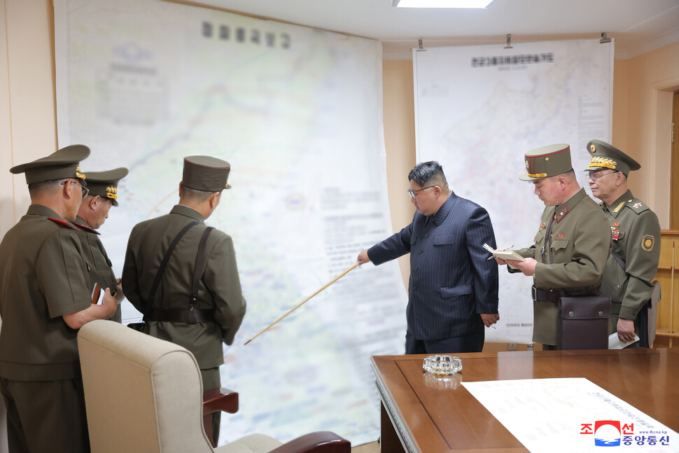 북한군이 한미 연합 ''을지 자유의 방패''(UFSㆍ을지프리덤실드) 연습에 대응한 전군지휘훈련을 29일 시작한 가운데 김정은 국무위원장이 이날 훈련 현장을 방문했다고 조선중앙통신이 31일 보도했다. 평양 조선중앙통신/연합뉴스