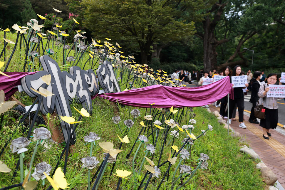 일본군성노예제문제해결을위한 정의기억연대와 한국성폭력상담소, 기억의 터 건립추진위원회 등에서 일본군 ‘위안부’ 기억의 터 서울시 기습철거 규탄행동을 하고 있다. 김혜윤 기자