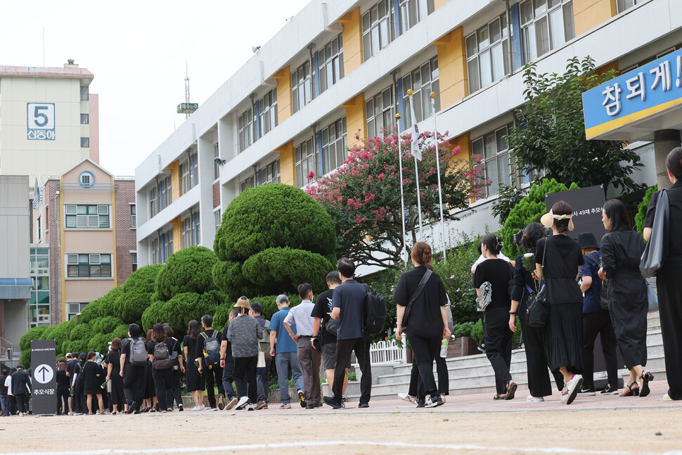 4일 오후 교실 앞에 마련된 공간에 추모하기 위해 시민들이 길게 줄을 서고 있다. 백소아 기자