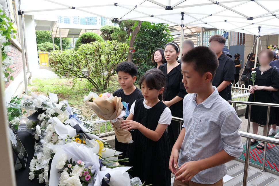 지난 7월 19일 서울 서초구의 한 초등학교에서 세상을 등진 교사의 49재인 4일 오전 교실 앞에 마련된 공간에서 학생들이 헌화하고 있다. 백소아 기자