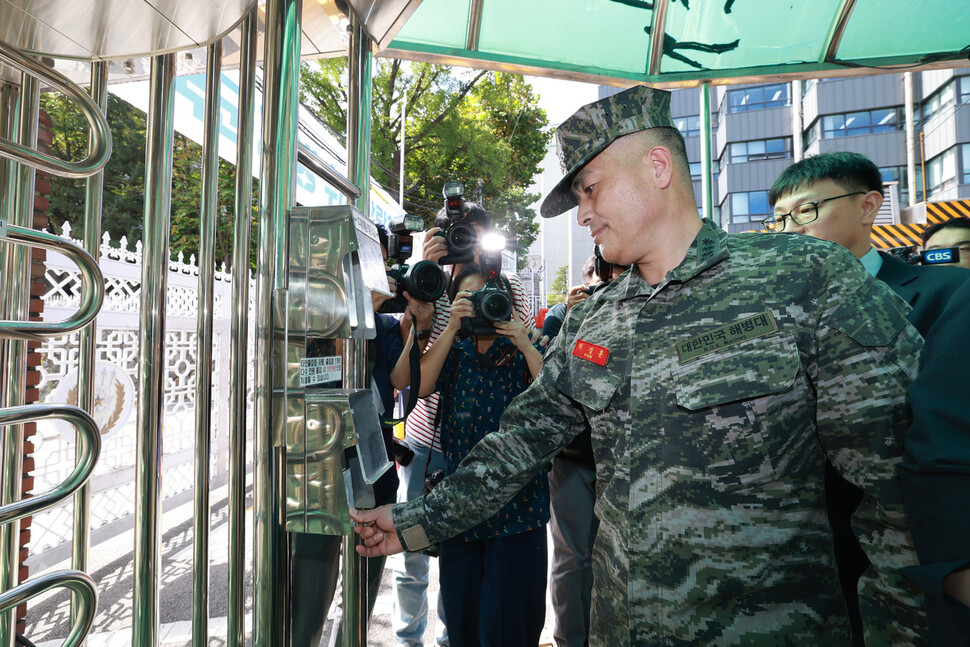 항명과 이종섭 국방부 장관에 대한 ‘상관 명예훼손’ 혐의를 받고 있는 박정훈 전 해병대 수사단장(대령)이 5일 조사를 받기 위해 서울 용산구 국방부 검찰단으로 들어가고 있다. 김혜윤 기자