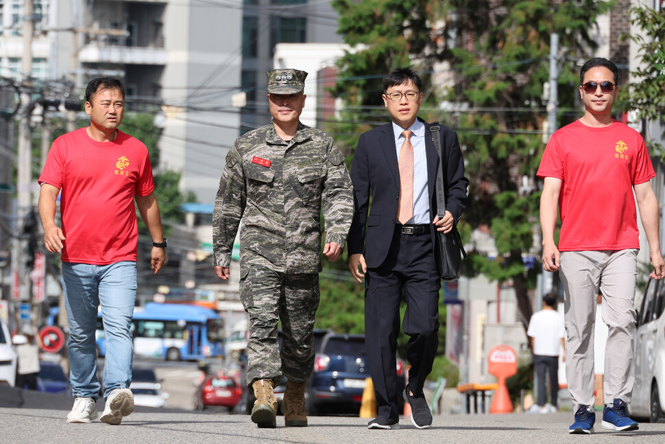 항명과 이종섭 국방부 장관에 대한 ‘상관 명예훼손’ 혐의를 받고 있는 박정훈 전 해병대 수사단장(대령)이 5일 해병대 사관 81기 동기들과 함께 서울 용산구 국방부 검찰단으로 출석하고 있다. 김혜윤 기자