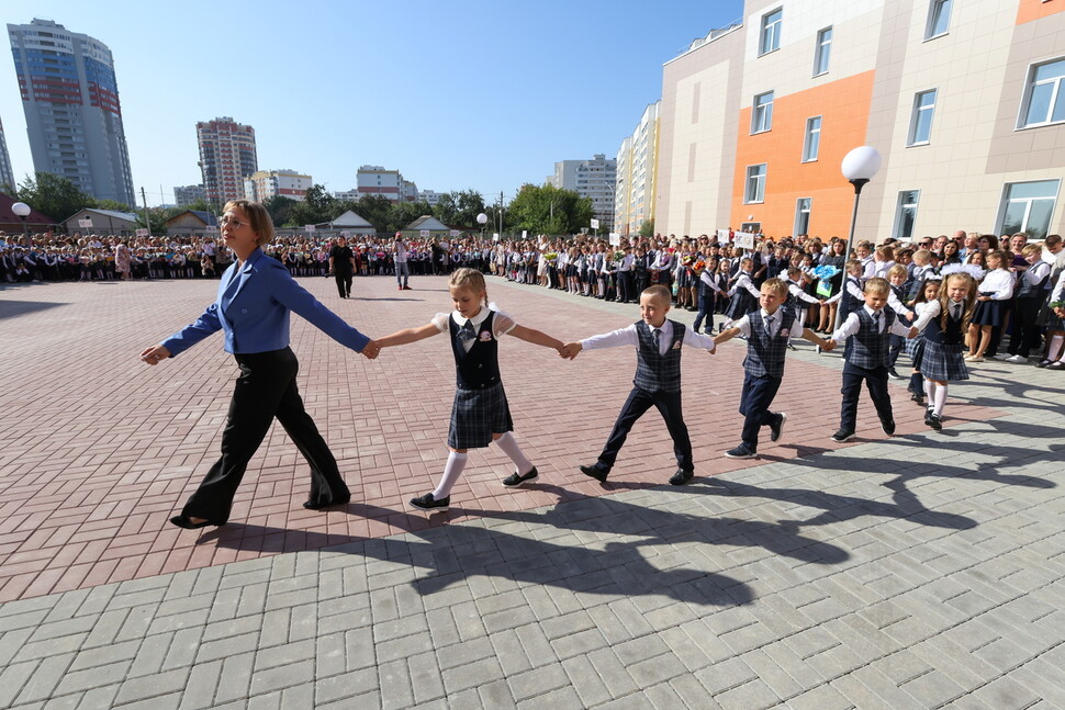 1일 러시아 랴잔의 76번 중등학교에서 1학년 학생들이 새 학년을 시작하며 기념식에 참석하고 있다. 타스 연합뉴스