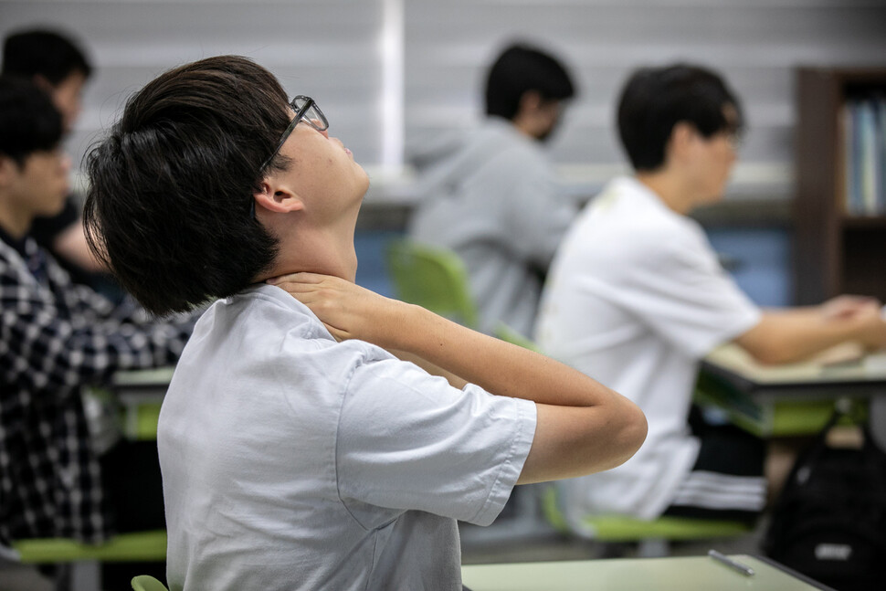 수능 전 마지막 모의평가가 실시된 6일 오전 서울 여의도고등학교에서 학생들이 시험 전 몸을 풀고 있다. 사진공동취재단